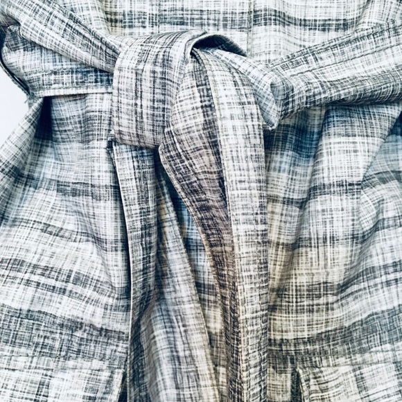 Helly Hansen Ladies Hooded Rain Coat - Picture 4 of 8